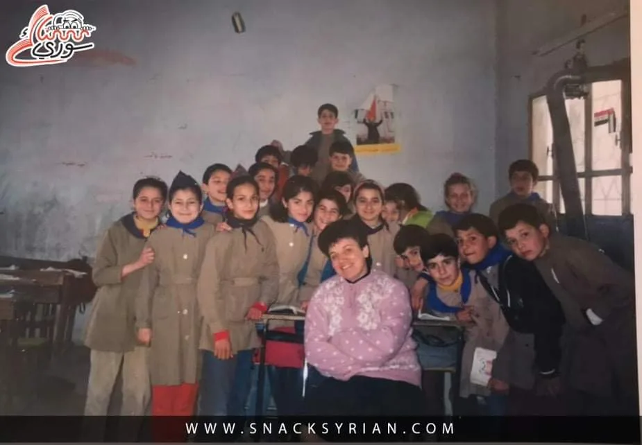 المُعلمة زينة المير… حملت طالبتها بيد وحاكت فُستان الأخرى بالثانية