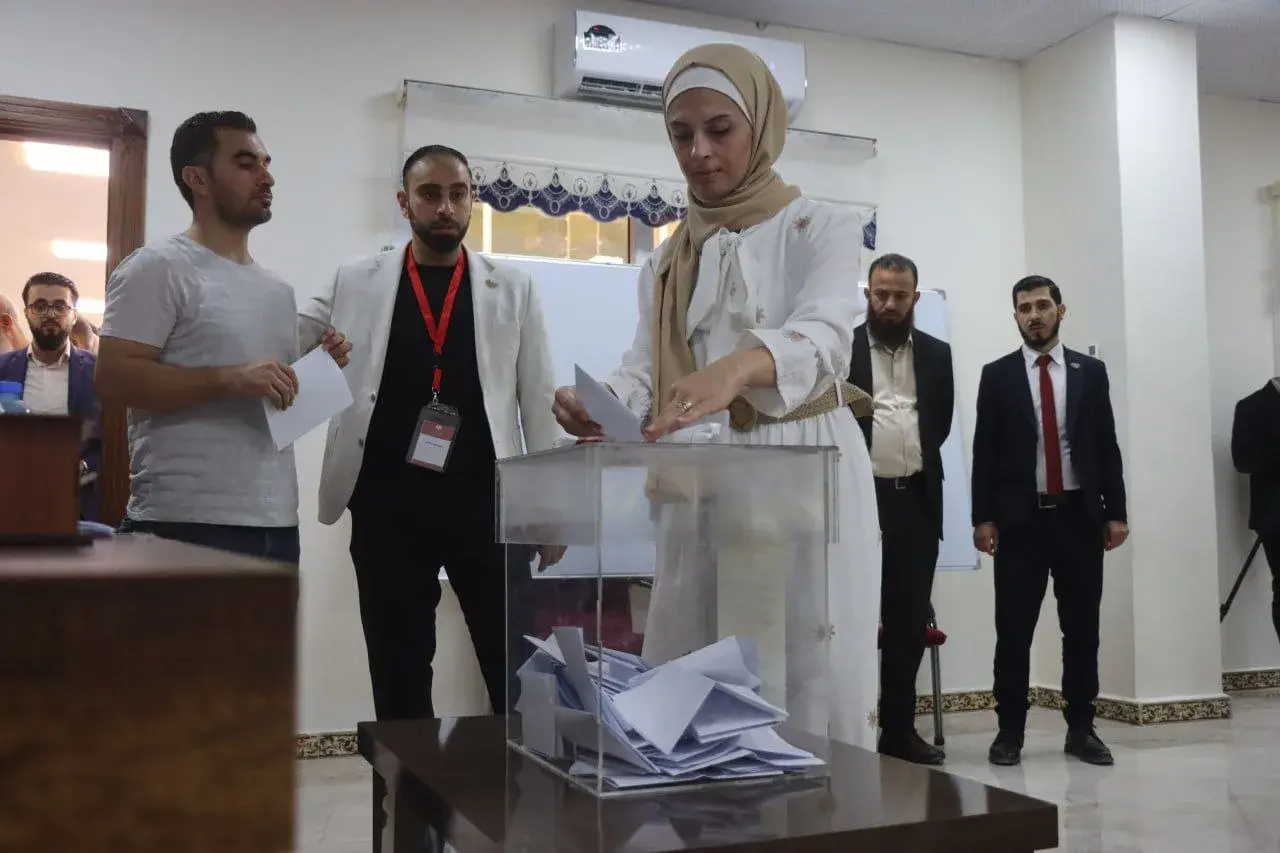 بينهن معتقلة سابقة وممثلة ورئيسة جامعة .. 22 امرأة في البرلمان السوري تعرّفوا إليهنّ