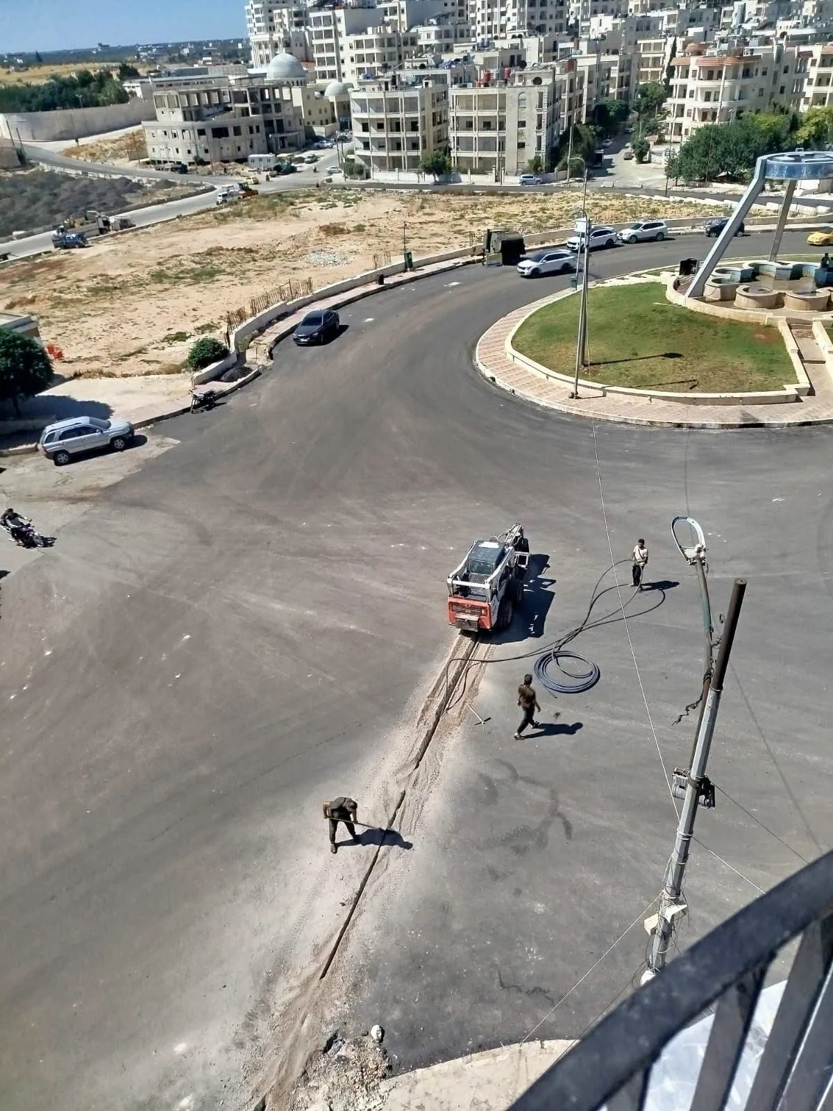 تزفيت شارع في إدلب 3 أيام قبل إعادة قصّه .. خطأ غير مقصود