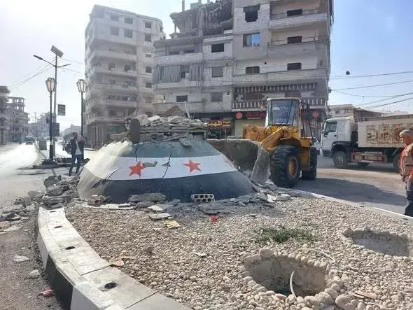 دوار الحفيان في حمص يدخل التاريخ .. إزالة المجسّم بعد 24 ساعة من تشييده
